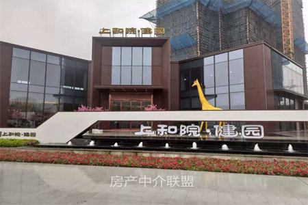新七大道旁新都华城精装三房家具家电齐全拎包入住，可按揭